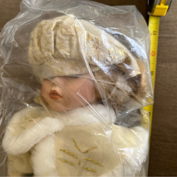 Vintage Winter Porcelain Doll, Lauren, Heritage Signature Collection - Picture 16 of 16